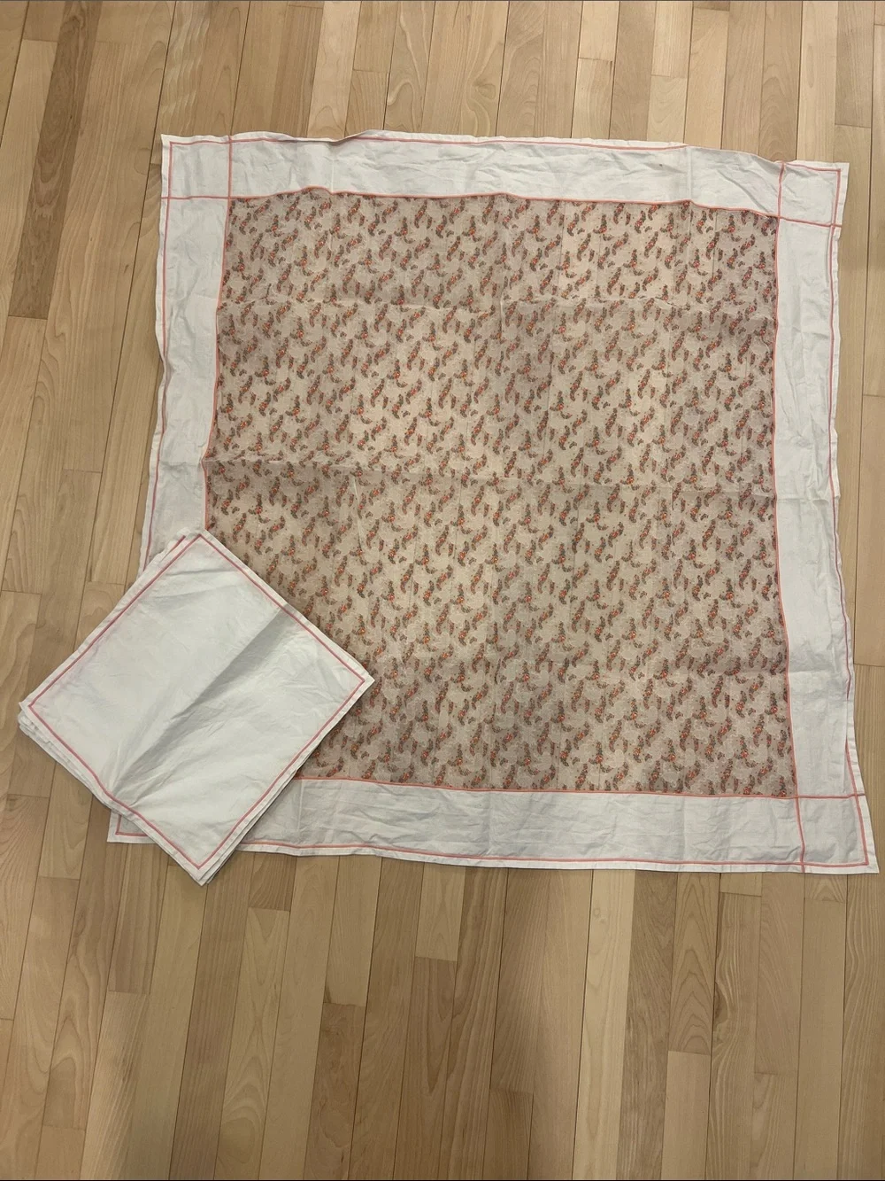Vintage 1950s Pink Floral Block Print 42” Tablecloth Set 6 Matching Napkins